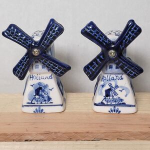 VINTAGE Blue and White Ceramic Holland Windmill Salt & Pepper Shakers